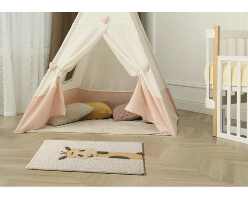 Hrací stan s vankúšmi a kobercom v detskej izbe