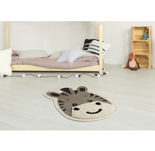 Dekoratívny koberec s tigrou tvárou v detskej izbe.