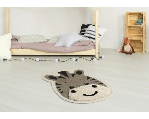 Dekoratívny koberec s tigrou tvárou v detskej izbe.