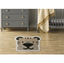 Detská izba s komodou, detskou postieľkou a kobercom s motívom tigra