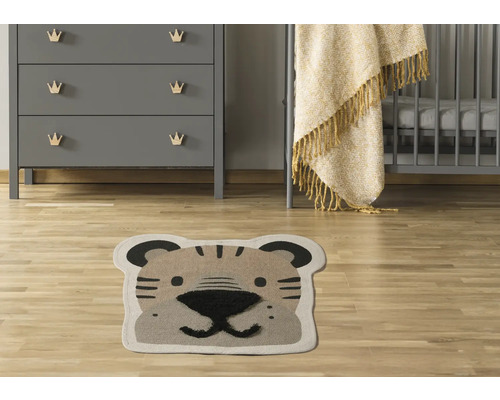 Detská izba s komodou, detskou postieľkou a kobercom s motívom tigra