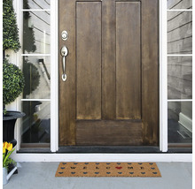 Rohožka s uvítacím nápisom pred dverami