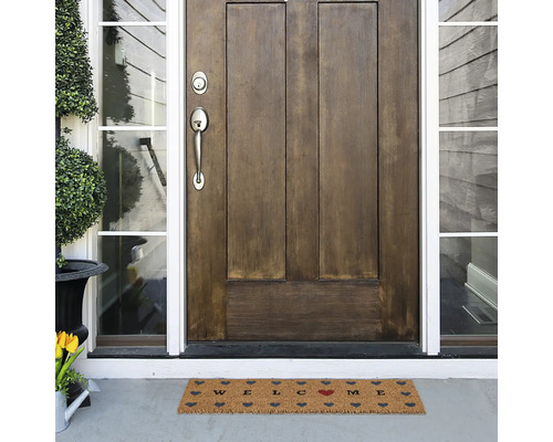 Rohožka s uvítacím nápisom pred dverami