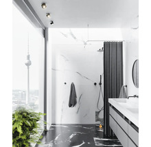 Moderná kúpeľňa s mramorovými stenami, sprchou, umývadlom a výhľadom na berlínsku televíznu vežu