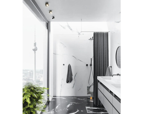 Moderná kúpeľňa s mramorovými stenami, sprchou, umývadlom a výhľadom na berlínsku televíznu vežu