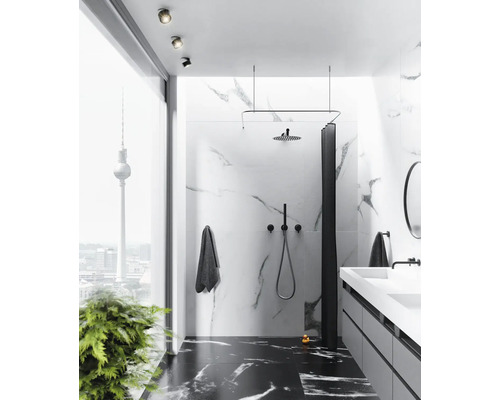 Moderná kúpeľňa s mramorovými obkladmi, sprchou, umývadlom a výhľadom na berlínsku televíznu vežu