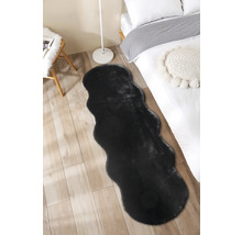 Čierny koberec v spálni na drevenej podlahe