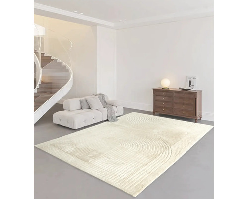 Obývacia izba s kobercom, pohovkou, komodou a točitým schodiskom