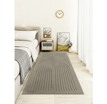 Spálňa s posteľou a sivým kobercom so vzorom