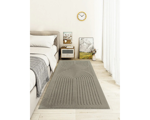 Spálňa s posteľou a sivým kobercom so vzorom