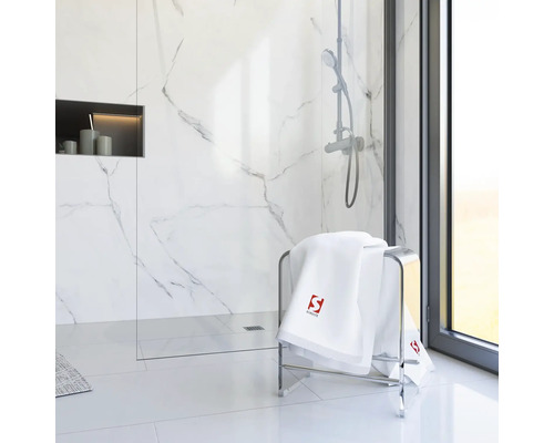 Moderná kúpeľňa s držiakom na uteráky, uterákmi, sprchou a úložným priestorom