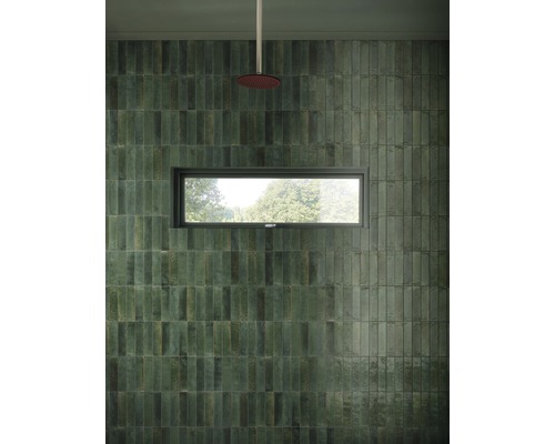 Kúpeľňa so zelenými obkladačkami, oknom a dažďovou sprchou