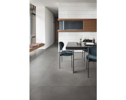 Svetlá miestnosť s jedálenským stolom a stoličkami na sivej podlahe