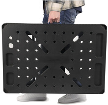 Osoba nesie čierny pracovný stôl s rukoväťou