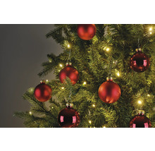 Ozdobený vianočný stromček s červenými guľami a svetlami