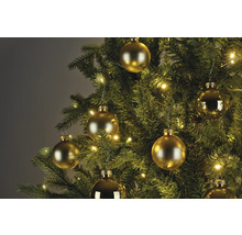 Detailný záber vianočného stromčeka so zlatými guľami a svetlami