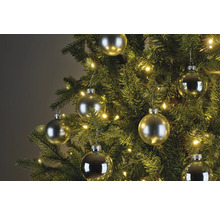 Ozdobený vianočný stromček s guľami a svetelnou reťazou