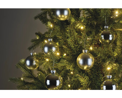 Ozdobený vianočný stromček s guľami a svetelnou reťazou