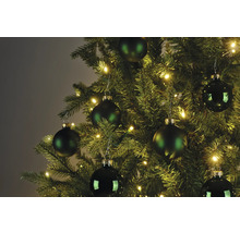 Ozdobený vianočný stromček s guľami a svetlami