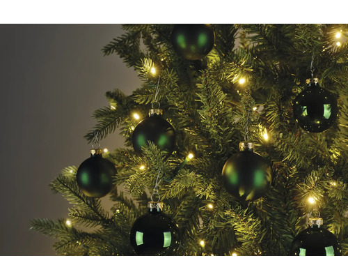 Ozdobený vianočný stromček s guľami a svetlami