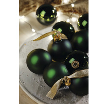 Dekoratívne zelené vianočné gule na tanieri so zlatými stuhami