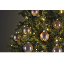 Vianočný stromček s ozdobami a svetelnou reťazou