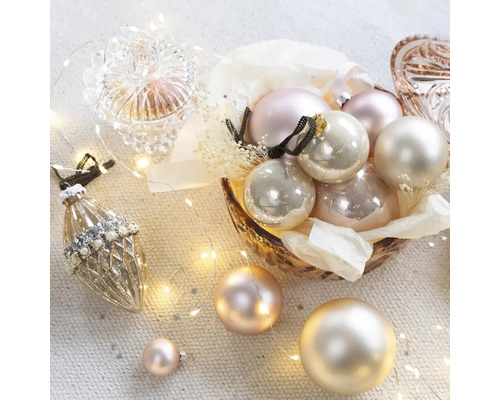 Ozdobné vianočné gule v miske a svetelná reťaz.