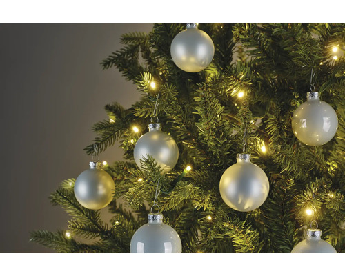 Vianočný stromček s ozdobami a svetelnou reťazou