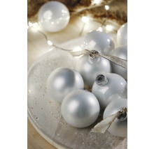 Dekoratívne vianočné gule na tanieri so svetelnou reťazou