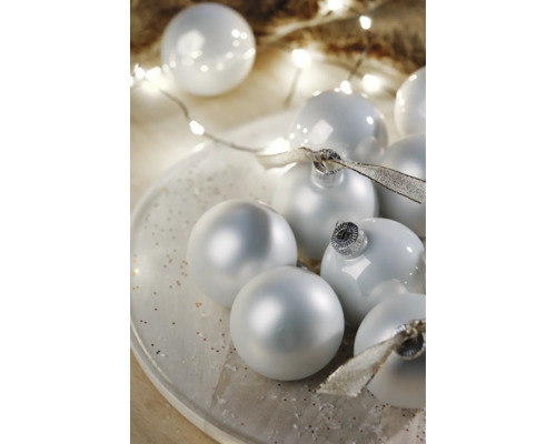 Dekoratívne vianočné gule na tanieri so svetelnou reťazou