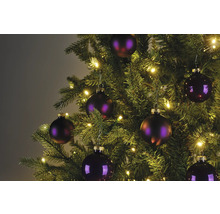 Ozdobený vianočný stromček s ozdobami a svetelnou reťazou