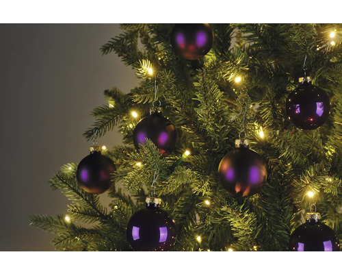 Ozdobený vianočný stromček s ozdobami a svetelnou reťazou