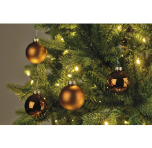 Vianočný stromček s bronzovými ozdobami a svetlami