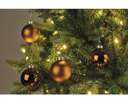 Vianočný stromček s bronzovými ozdobami a svetlami