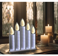 Dekoratívna LED sviečková lampa s piatimi sviečkami na stole