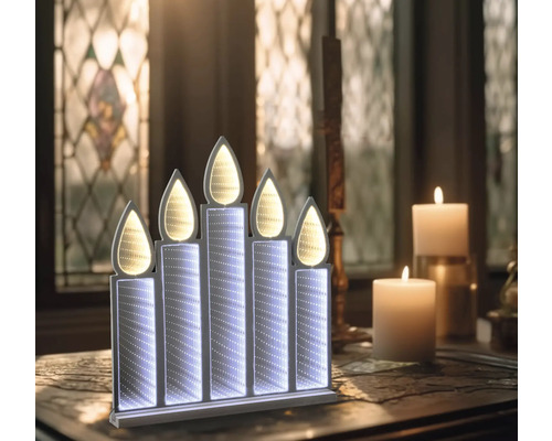 Dekoratívna LED sviečková lampa s piatimi sviečkami na stole