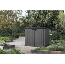 Plastová záhradná skrinka so uzamykateľnými dverami v záhrade