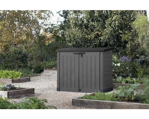 Plastová záhradná skrinka so uzamykateľnými dverami v záhrade