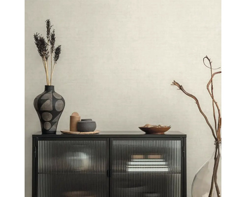 Čierna skrinka s presklenými dvierkami a dekoratívnymi doplnkami pre štýlové prostredie