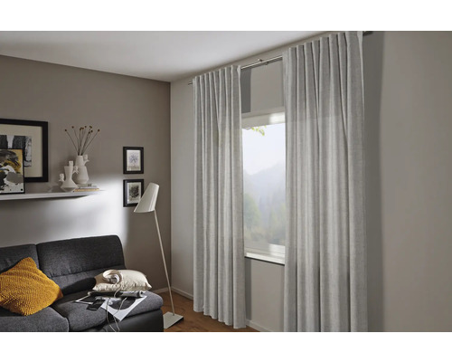 Obývacia izba s okennou dekoráciou a závesom na záclonovej tyči