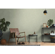 Svetlá izba s tapetou so vzorom, prútené kreslo a dekorácie