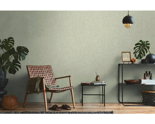 Svetlá izba s tapetou so vzorom, prútené kreslo a dekorácie