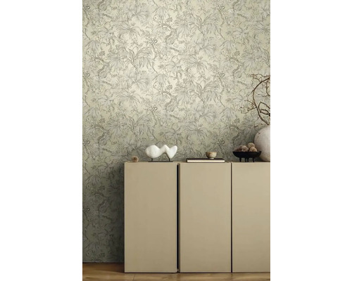 Detailný záber miestnosti s tapetou so vzorom rastlín a príborníkom