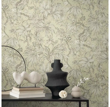 Izba s kvetinovou tapetou a dekoratívnymi predmetmi na stole