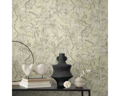 Izba s kvetinovou tapetou a dekoratívnymi predmetmi na stole