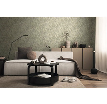 Obývacia izba s kvetinovou tapetou, pohovkou a konferenčným stolíkom