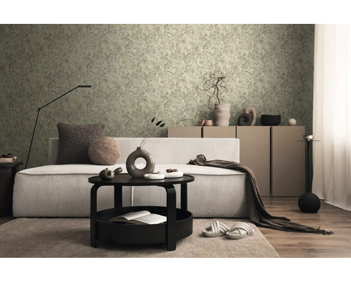 Obývacia izba s kvetinovou tapetou, pohovkou a konferenčným stolíkom