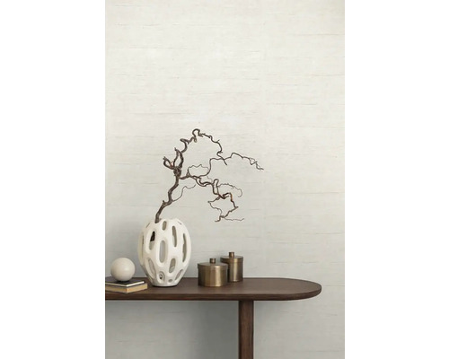 Dekoratívna scéna s vázou, vetvami a stolom pre interiérový dizajn