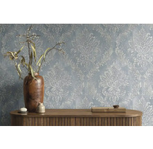 Dekoratívna stena s kvetinovou tapetou, komoda s vázami a dekoráciami