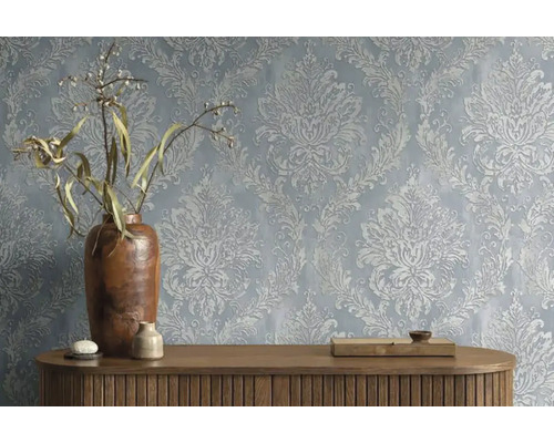 Dekoratívna stena s kvetinovou tapetou, komoda s vázami a dekoráciami